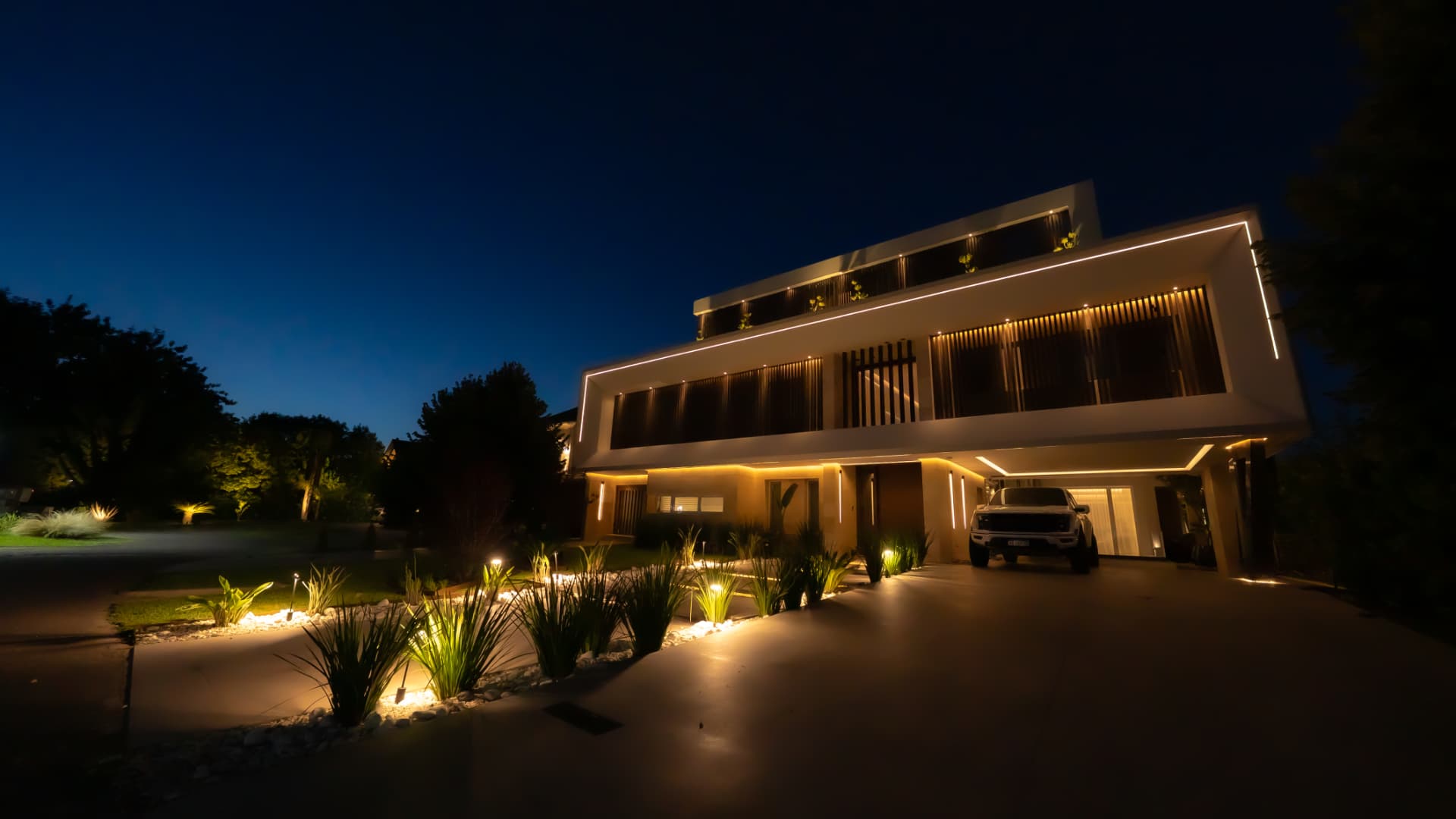 Obra 673 — Casa moderna iluminada al atardecer en Barrio La Lomada de Pilar