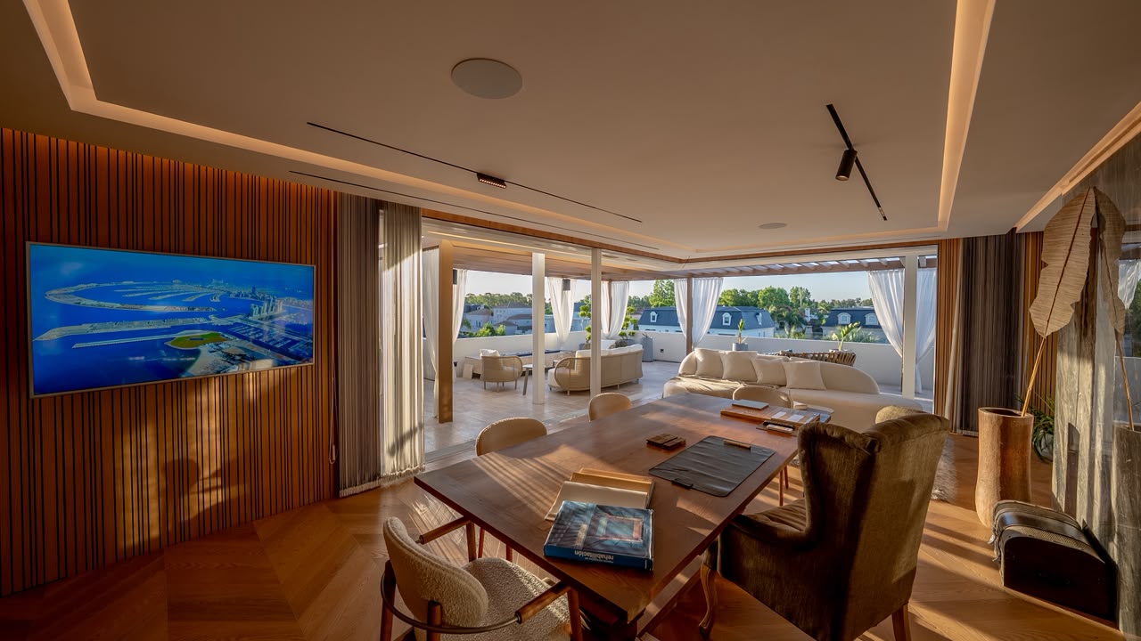 Interior del estudio con vista a la galería